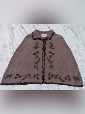 Carrini Women Embroidered Cape (Size: S/M)